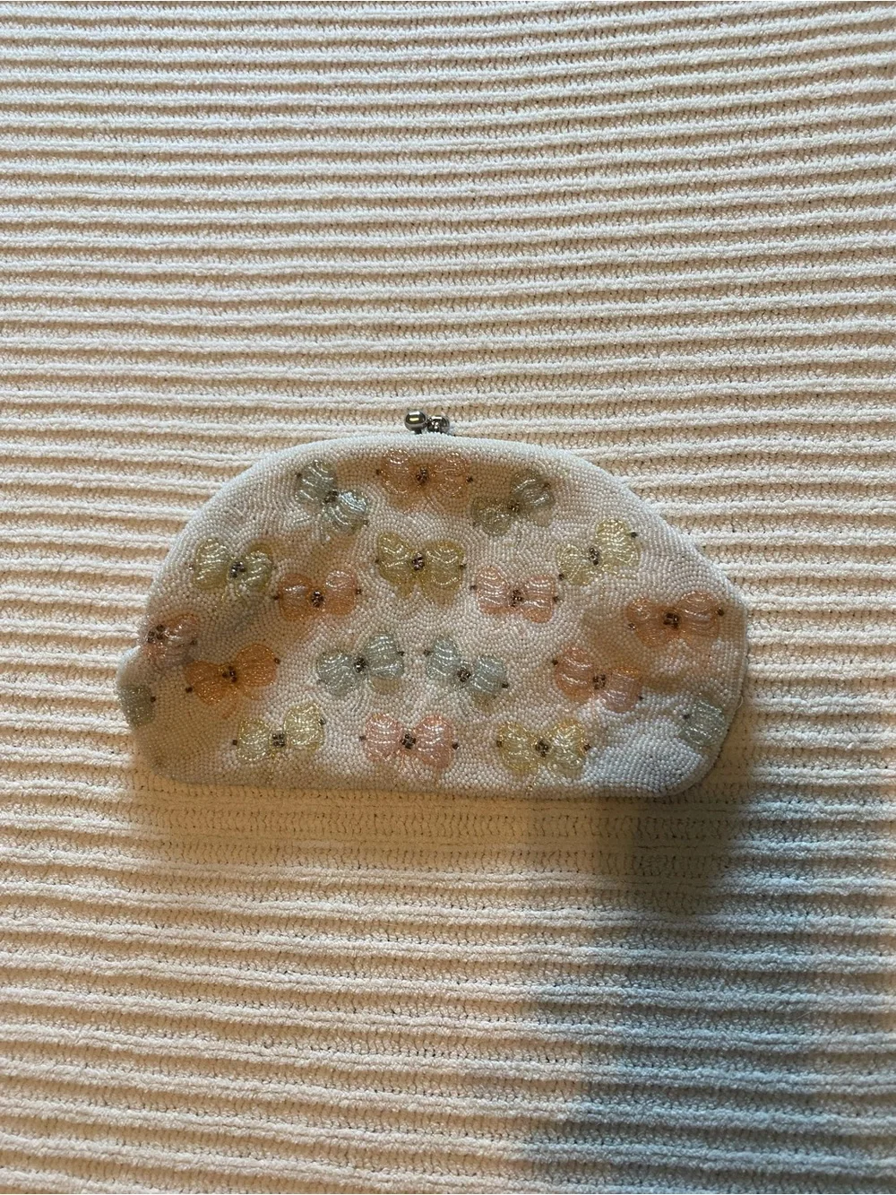 Vintage Beaded Pastel Bow Accent Clasp Pouch - White